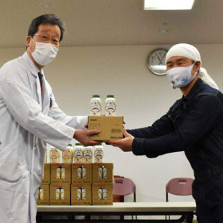 釧路市立病院にヨーグルト１００万円分寄贈 阿寒農協青年部(2021-12-12)