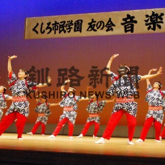 そろいの衣装で踊るくしろ市民学園友の会のサークルメンバー（くしろ市民学園友の会音楽祭）