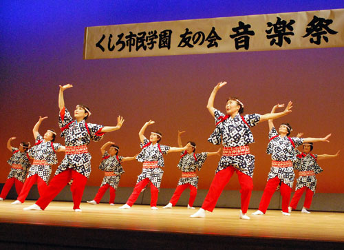 そろいの衣装で踊るくしろ市民学園友の会のサークルメンバー(くしろ市民学園友の会音楽祭)
