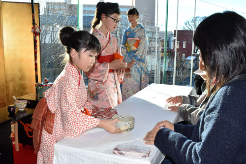 習った茶道の作法でお茶を運び来場者をもてなす子供たち(キッズ・オン・ステージみらい)