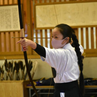 勝利を目指し一矢に集中　弓道の納射会(2021-12-14)