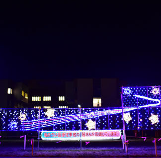 医療従事者励ますブルーイルミ点灯　市立根室病院(2021-12-04)