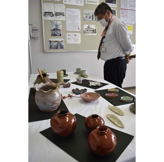 磯分内の愛好会が陶芸展　磯分内郵便局で披露(2021-12-05)