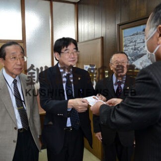 釧路みなとライオンズクラブが歳末たすけあい募金に１０万円寄付(2021-12-27)