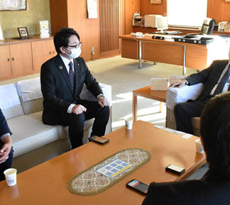 中標津ＪＣの２２年度理事長予定者の木村さんら役場表敬(2021-12-14)