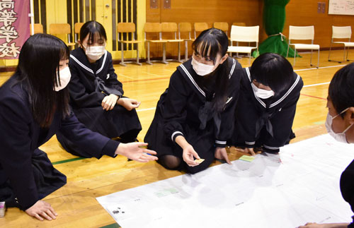 標津中学校で標津高生「先生役」に避難所運営ゲーム学ぶ(2021-12-07)