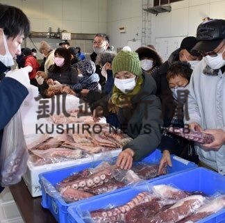 ５年ぶり土曜市　釧路市東部漁協、特売品１５分で完売(2021-12-26)