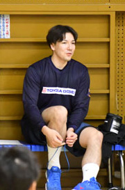 靴のひもを結び、練習に向けて準備を整える