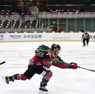 クレインズ快勝　ゾルニマス活躍　室蘭に５─１　全日本アイホ(2021-12-18)