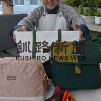 色もデザインも多彩で丈夫なかばんや小物入れ