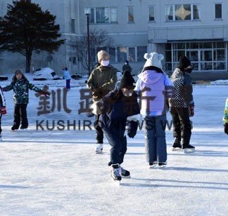 校庭リンクに歓声　芦野小、市内トップ切り(2021-12-28)