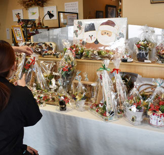 Ｘマスリースなどカラフルな飾り並ぶ　古谷さん作品展(2021-12-18)