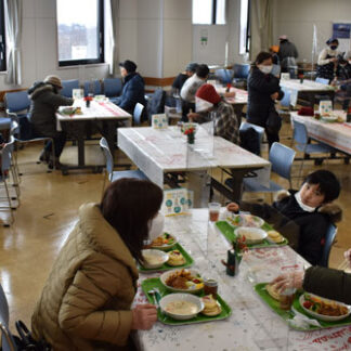 常連客や家族連れが集まった食堂（みはら・かがやき食堂）