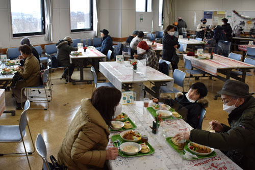 常連客や家族連れが集まった食堂(みはら・かがやき食堂)