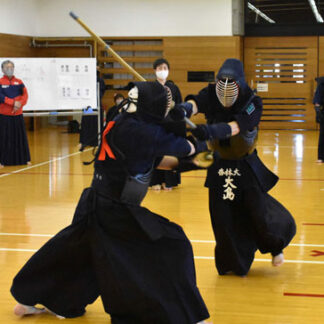 杏林大初の頂点に　全釧路団体、若さあふれる剣道披露(2021-12-12)