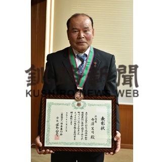 環境美化で善行表彰の寺澤さん役場表敬(2021-12-21)