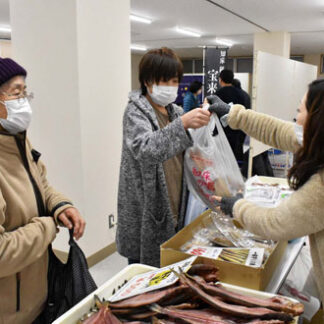 「知床らうす町民還元即売会」盛況(2021-12-11)