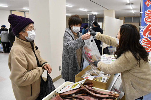 「知床らうす町民還元即売会」盛況(2021-12-11)