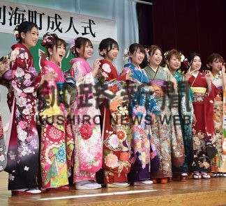 １年ぶりの成人式 に笑顔、４０人が大人の誓い(2021-12-27)