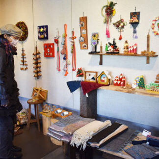 地元手工芸家がアートストックで企画展(2021-12-04)