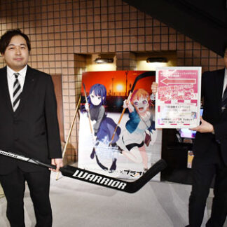 女子アイホアニメ「プラオレ」釧路でパネル設置やシール配布(2021-12-10)