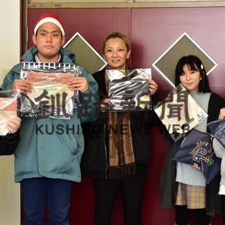 北斗小に手作りエコバッグ贈る　サトリーさん、希望の家利用者(2021-12-25)