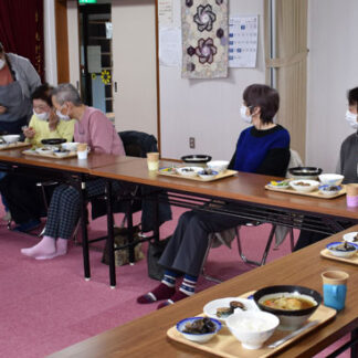 メニューの説明を受け「おいしそう」と目を見張らせる利用者（ＮＰＯ法人まなざしの和）