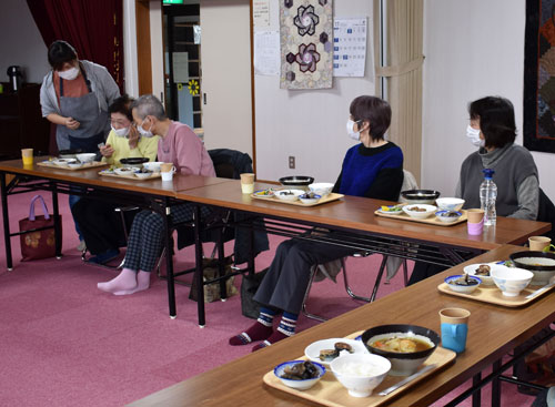 メニューの説明を受け「おいしそう」と目を見張らせる利用者(NPO法人まなざしの和)