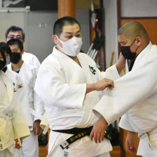 投げ、寝技のかけ方伝授、外部講師が中学生指導(2021-12-12)