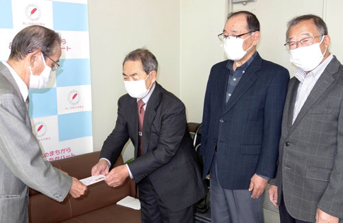 根室市部課長OB会がコロナ困窮者のため市共同募金に寄付 (2021-12-07)