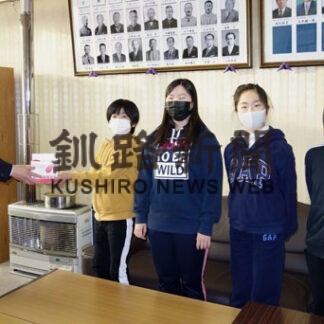 福祉に役立てて　花咲小、赤い羽根に(2021-12-25)