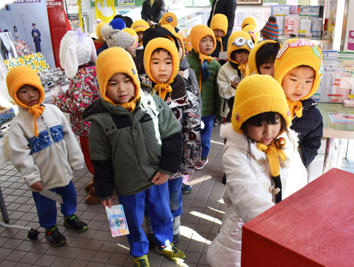 「年賀状届きますように」 よしの園児ポスト投函(2021-12-16)