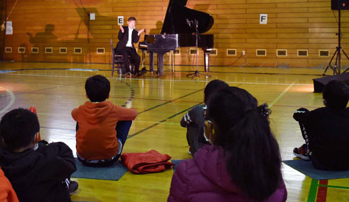 釧路出身の木原さん、清明小でピアノライブ(2021-12-06)