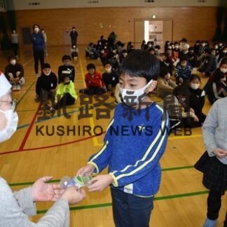 Ｘマスの朗読劇楽しむ　釧路中央小で読み聞かせ会(2021-12-21)