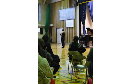 バイオリニストの川畠さんが北中で学校訪問コンサート(2021-12-16)
