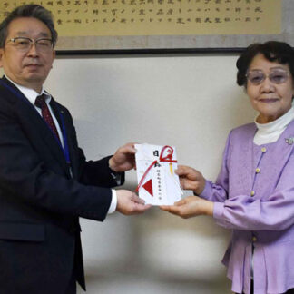 古本市の会が町教委に図書８万円分寄贈(2021-12-16)