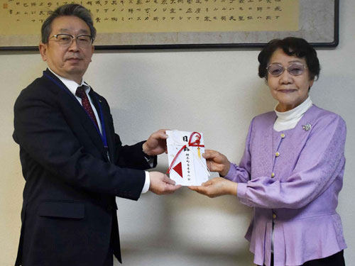 古本市の会が町教委に図書8万円分寄贈(2021-12-16)