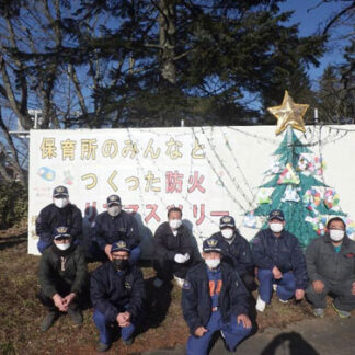 防火Ｘマスツリーパネルに園児の飾りや電飾施す(2021-12-11)