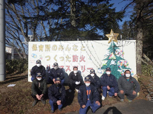 防火Xマスツリーパネルに園児の飾りや電飾施す(2021-12-11)