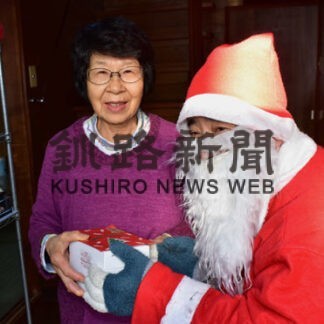 「役員サンタ」が見守り訪問　第一光洋町会(2021-12-25)