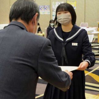 入賞９人に表彰状　人権作文東北海道大会(2021-12-05)