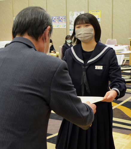 入賞9人に表彰状 人権作文東北海道大会(2021-12-05)