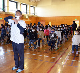 芦野小学校で姿勢の大切さ説く教室(2021-12-08)