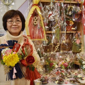 阪口さんが「アレンジフラワー＆お正月飾り作品展」(2021-12-04)