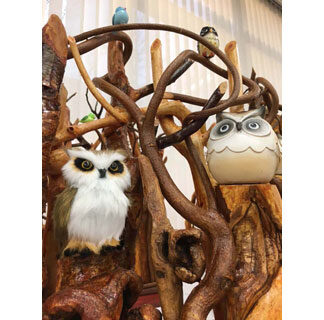 廃材を再利用、木工細工並ぶ　郵便局で作品展(2021-12-02)