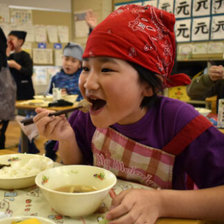 「クジラ肉おいしい」市内小中学校でふるさと給食(2021-12-11)