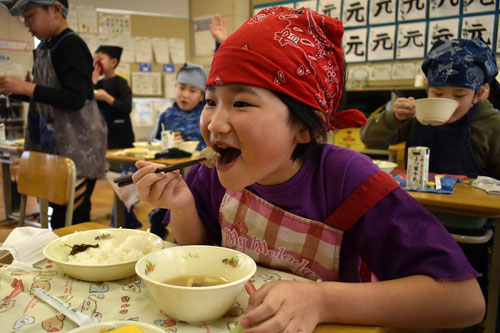 「クジラ肉おいしい」市内小中学校でふるさと給食(2021-12-11)