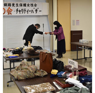 慈善バザーの益金、社会福祉に役立てて　更生保護女性会寄付(2021-12-10)