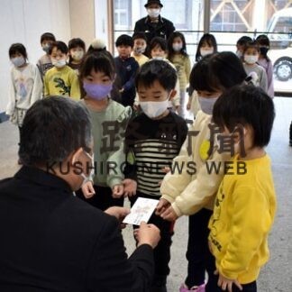 湖畔幼稚園が市福祉基金に寄付(2021-12-26)