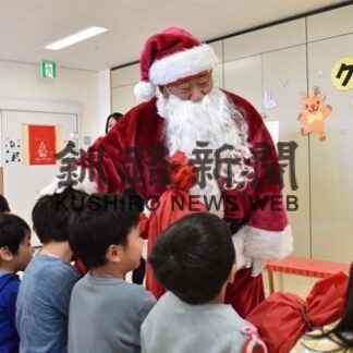 釧路厚生社の中山会長が児童発達支援センターへお菓子プレゼント(2021-12-25)